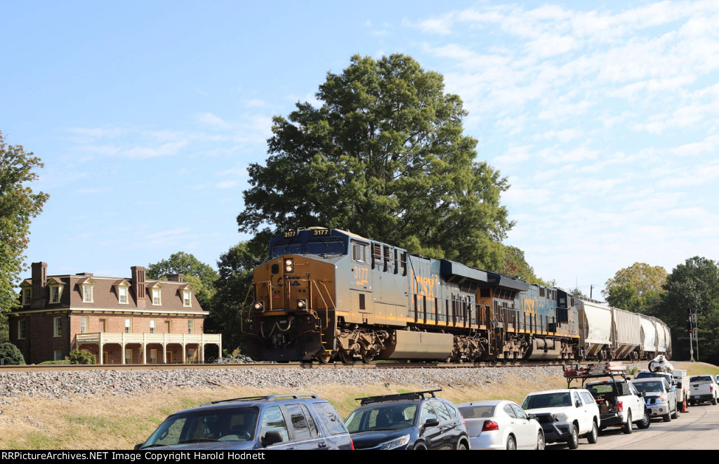 CSX 3177 leads train L619-10 southbound